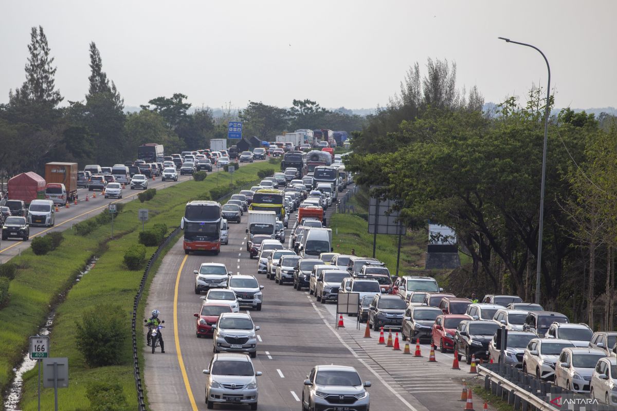 antarafoto-puncak-arus-mudik-natal-cipali-23122023-da-2.jpg